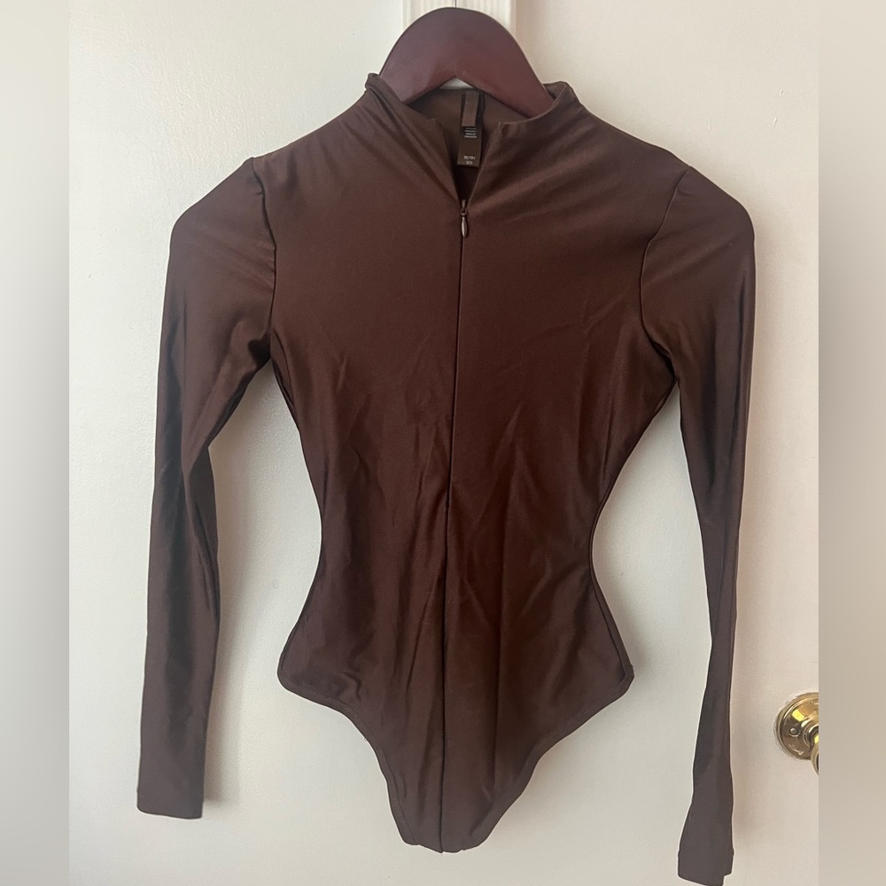 SKIMS brown zip up bodysuit size xs.